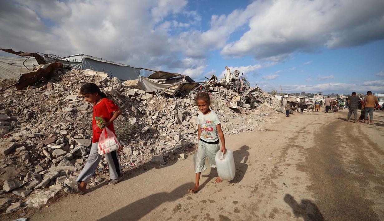 Diketahui, Selasa 7 Oktober 2025, menandai dua tahun sejak serangan Hamas ke Israel selatan yang menewaskan 1.139 orang, sebagian besar warga sipil dan menyandera sekitar 250 orang. Serangan itu memicu operasi militer besar-besaran Israel di seluruh wilayah Gazayang terus berlangsung hingga kini. (Eyad BABA/AFP)