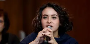 Ayushita bukan sosok yang suka mengumbar kisah asmaranya, karena penasaran personel BBB yang lain suka menggodanya.