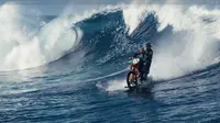 Surfing di Laut dengan Sepeda Motor, Kok Bisa?