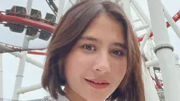 Menikmati akhir pekan di negara tetangga, Prilly menikmati wahana permainan yang ada di sana. Masih dalam unggahan yang sama, pemain web series 'My Lecturer My Husband' itu juga sempat mengunjungi pantai. Ia berfoto di pinggir pantai dengan pasirnya yang berkilau. (Liputan6.com/IG/@prillylatuconsina96)