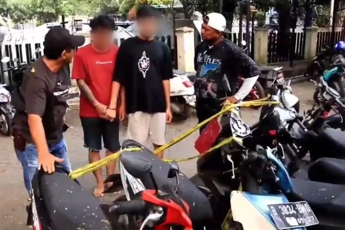 Dua orang ditangkap usai ketahuan menggasak motor milik warga yang diparkir di depan rumah di Tegal Alur, Kalideres, Jakarta Barat.
