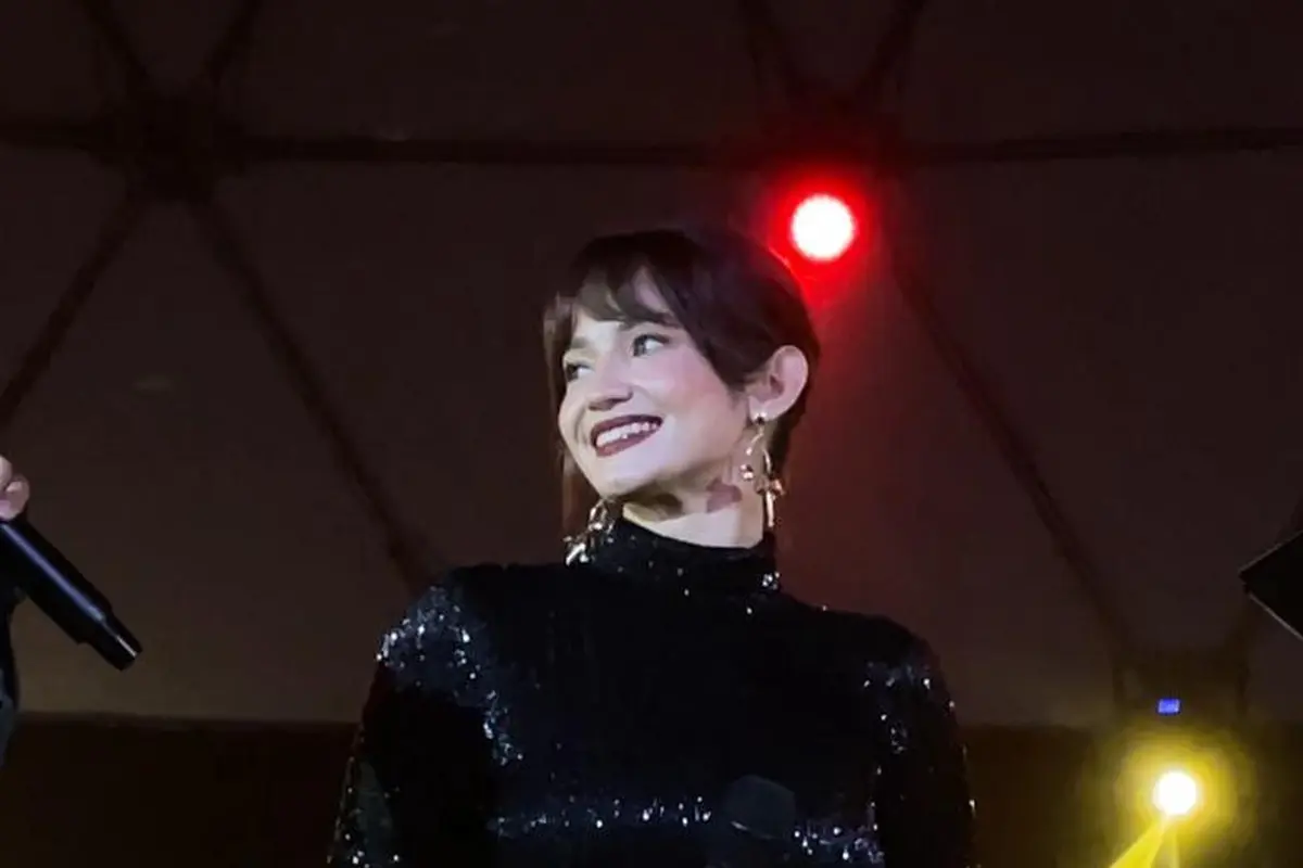 6 Gaya Glamor nan Manis Enzy Storia dengan Lipstik Merah Merona dan Rambut Berponi di Acara One Bold Night L’Oreal Indonesia