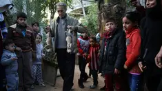 Pemilik kebun binatang Fathi Jumaa membawa mayat empat anak singa sebelum dikubur di kebun binatangnya di kamp pengungsi Rafah, Gaza (18/1). Fathi mengatakan ia menutupi sangkar singa-singa dengan selimut jelang badai musim dingin. (AP Photo/Adel Hana)