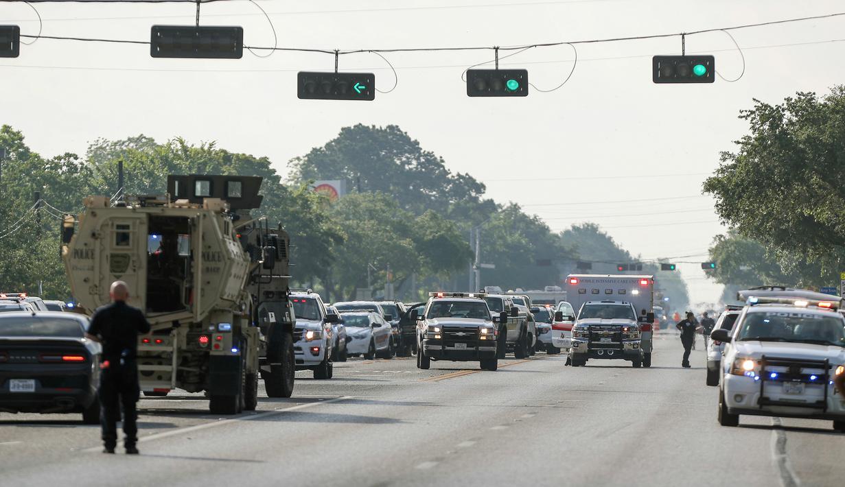 Kendaraan responder darurat berbaris di depan Santa Fe High School Texas, Amerika Serikat, Jumat (18/5). Tersangka telah diamankan polisi atas nama Dimitrios Pagourtzis, seorang pemuda 17 tahun. (Steve Gonzales/Houston Chronicle via AP)