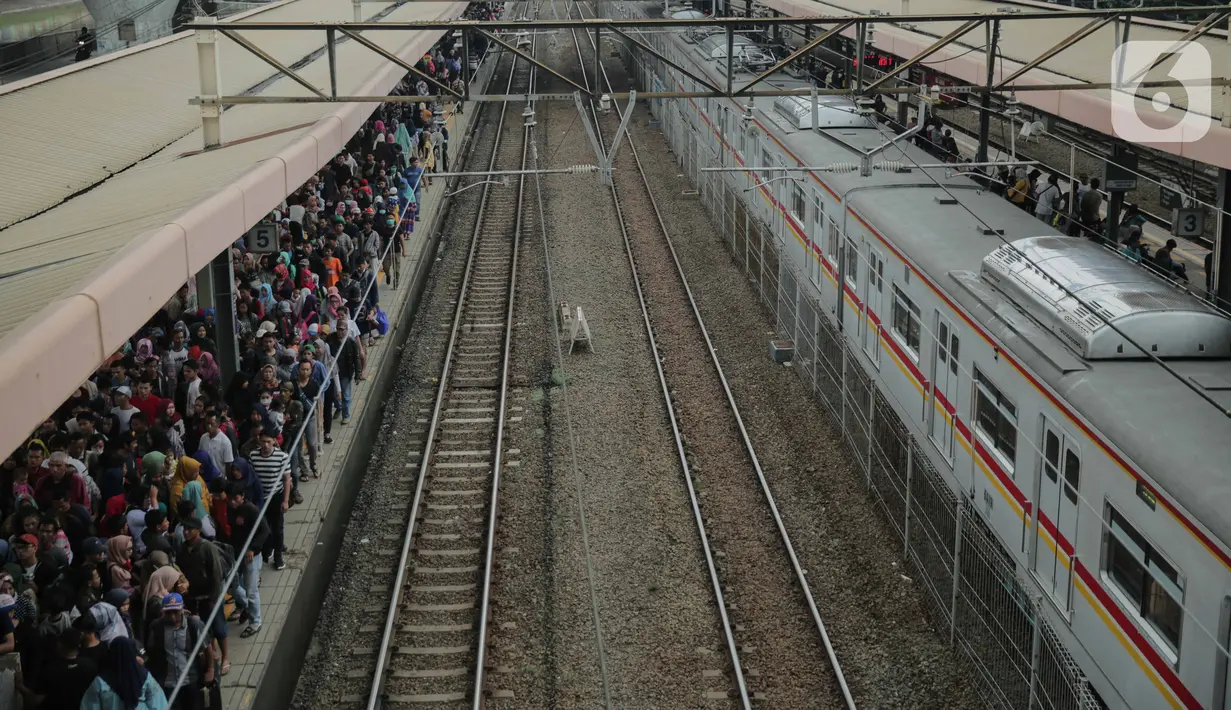 Calon penumpang menunggu keberangkatan KRL Commuter Line Bogor-Jakarta di Stasiun Tanah Abang, Jakarta, Minggu (29/12/2019). PT KCI menambah jam operasional KRL hingga pukul 03.00 WIB pada 1 Januari 2020. (Liputan6.com/Faizal Fanani)