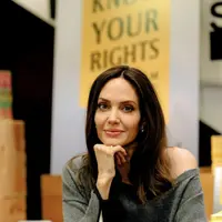 Simak gaya parenting multikultural ala Angelina Jolie berikut ini. (Foto/Dok: instagram.com/angelinajolie)