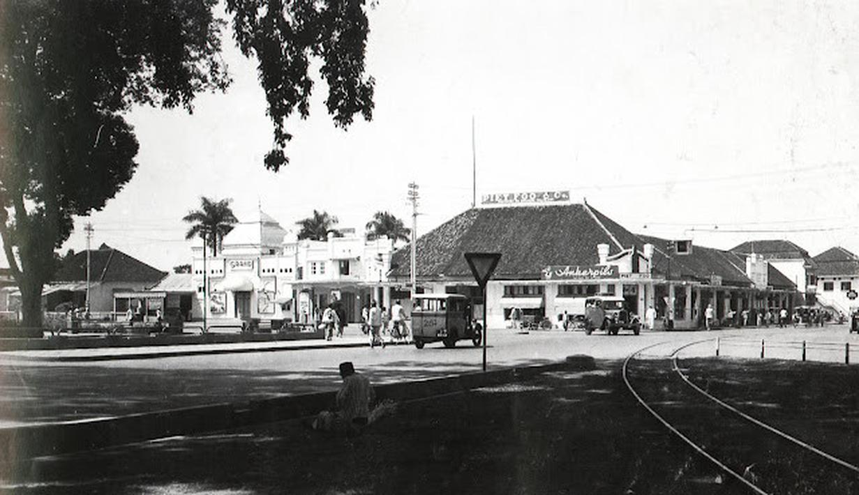 Jalanan depan Biskop Grand yang terletak di sebelah rel kereta api sudah terdapat mobil seperti Ford Model T. (Source: jelajahmalangku.blogspot.com)