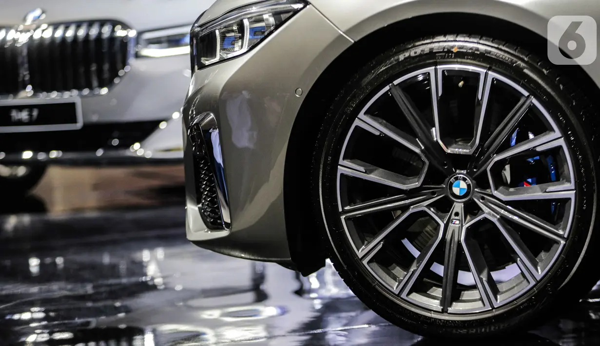 Velg The New BMW 730Li M Sport terlihat saat peluncuran BMW Seri 7 Long Wheelbase di Jakarta, Kamis (10/10/2019). The New BMW 730Li M Sport dibandrol dengan harga Rp1,829 miliar off-the-road akan tersedia pada Desember 2019. (Liputan6.com/Faizal Fanani)