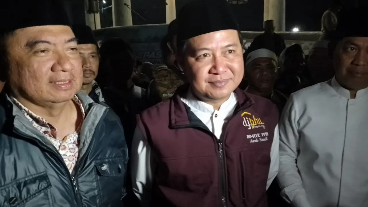Didampingi Bupati Garut Abdusy Syakur Amin dan Kepala Kemenag Garut Saepulloh, Direktur Jenderal Penyelanggara Haji dan Umroh (PHU) Kemenag RI Hilman Latief, melepas jemaah haji kloter 22 asal Garut, Jawa Barat. (Liputan6.com/Jayadi Supriadin)