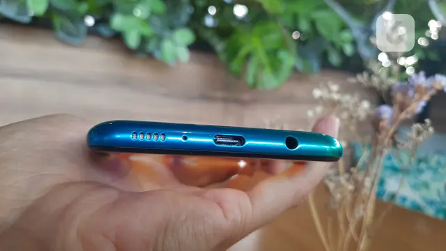 Galaxy M30s dibekali jack audio 3,5mm dan port USB tipe C. (Liputan6.com/ Agustin Setyo W).