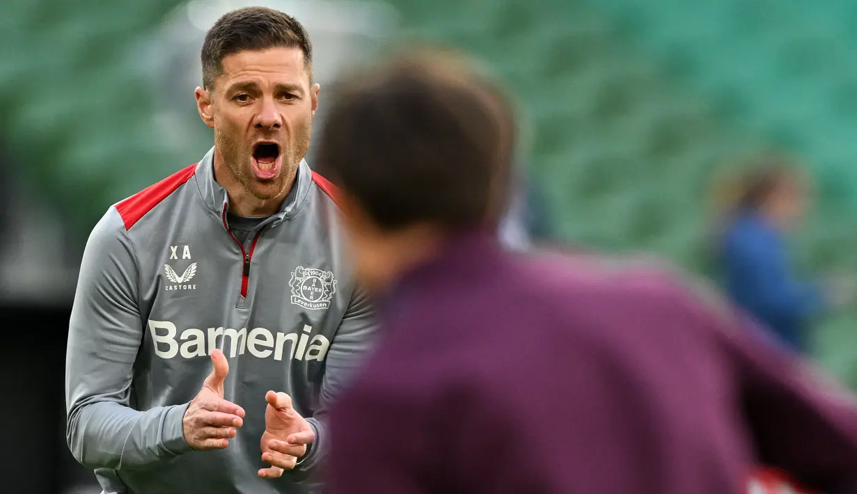 Pelatih Bayer Leverkusen, Xabi Alonso memberikan instruksi kepada pemainnya saat berlatih menjelang final Liga Europa 2023/2024 melawan Atalanta di Dublin Arena, Dublin, Irlandia, Rabu (22/05/2024). (AFP/Adrian Dennis)