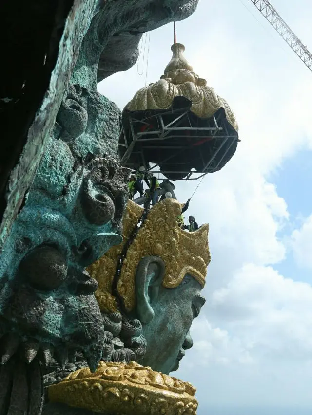 detik-detik saat mahkota emas dewa wisnu terpasang