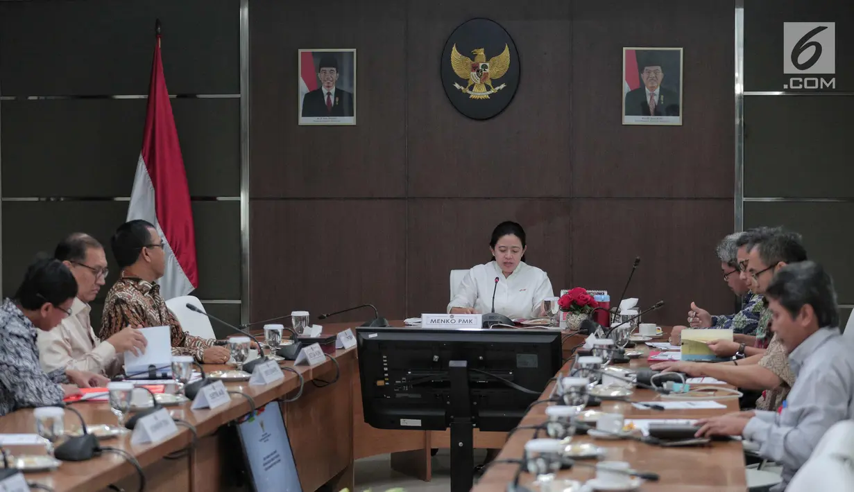 Menko PMK, Puan Maharani memimpin Rapat Tingkat Menteri (RTM) di Kantor Kemenko PMK, Jakarta, Rabu (1/11). Rapat membahas implementasi Peraturan Presiden (Perpres) 95/2017 tentang Peningkatan Prestasi Olah Raga Nasional. (Liputan6.com/Faizal Fanani)