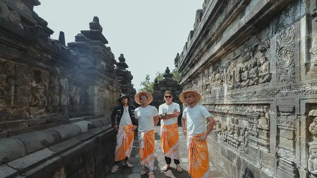 7 Potret Raffi Ahmad Bareng Geng The Dudas Minus One Liburan di Borobudur, Seru Naik Moge