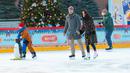 Orang-orang bermain skating di gelanggang es GUM di Lapangan Merah di Moskow, Rusia (2/12/2020). Gelanggang es di Lapangan Merah tersebut akan dibuka untuk umum hingga 1 Maret 2021. (Xinhua/Bai Xueqi)