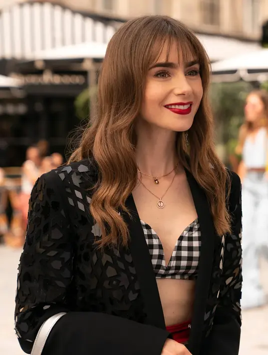 Ini adalah penampilan Lily Collins di Emily in Paris season 3. Ia mengenakan Barbara Bui blazer dengan LIVY check-print bandeau. Foto: Netflix.