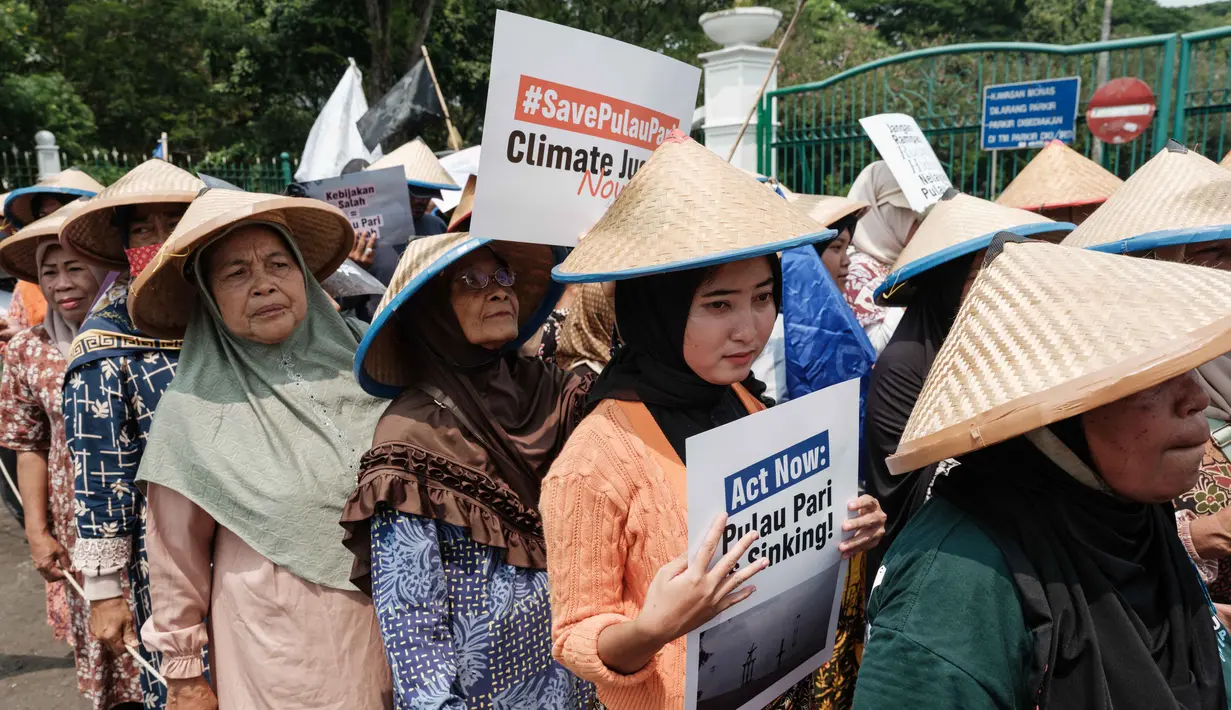 Dalam aksinya, mereka menuntut pemerintah segera mencabut Izin Usaha Pemanfaatan Hasil Reklamasi Pantai (PKKPRL) yang diberikan untuk proyek pembangunan swasta di pulau tersebut. (Yasuyoshi CHIBA/AFP)