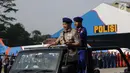 Kapolri Jenderal Pol Tito Karnavian memeriksa pasukan dalam upacara peringatan HUT ke-67 Polisi Air dan Udara (Polairud) di Lapangan Udara Pondok Cabe, Tangerang Selatan, Selasa (25/12). Tito juga menjadi inspektur upacara. (Liputan6.com/Faizal Fanani)