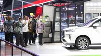 Presiden Jokowi mendapat menjelasan dari Presiden Direktur PT Toyota-Astra Motor Susumu Matsuda mengenai All New Toyota Veloz. (ist)