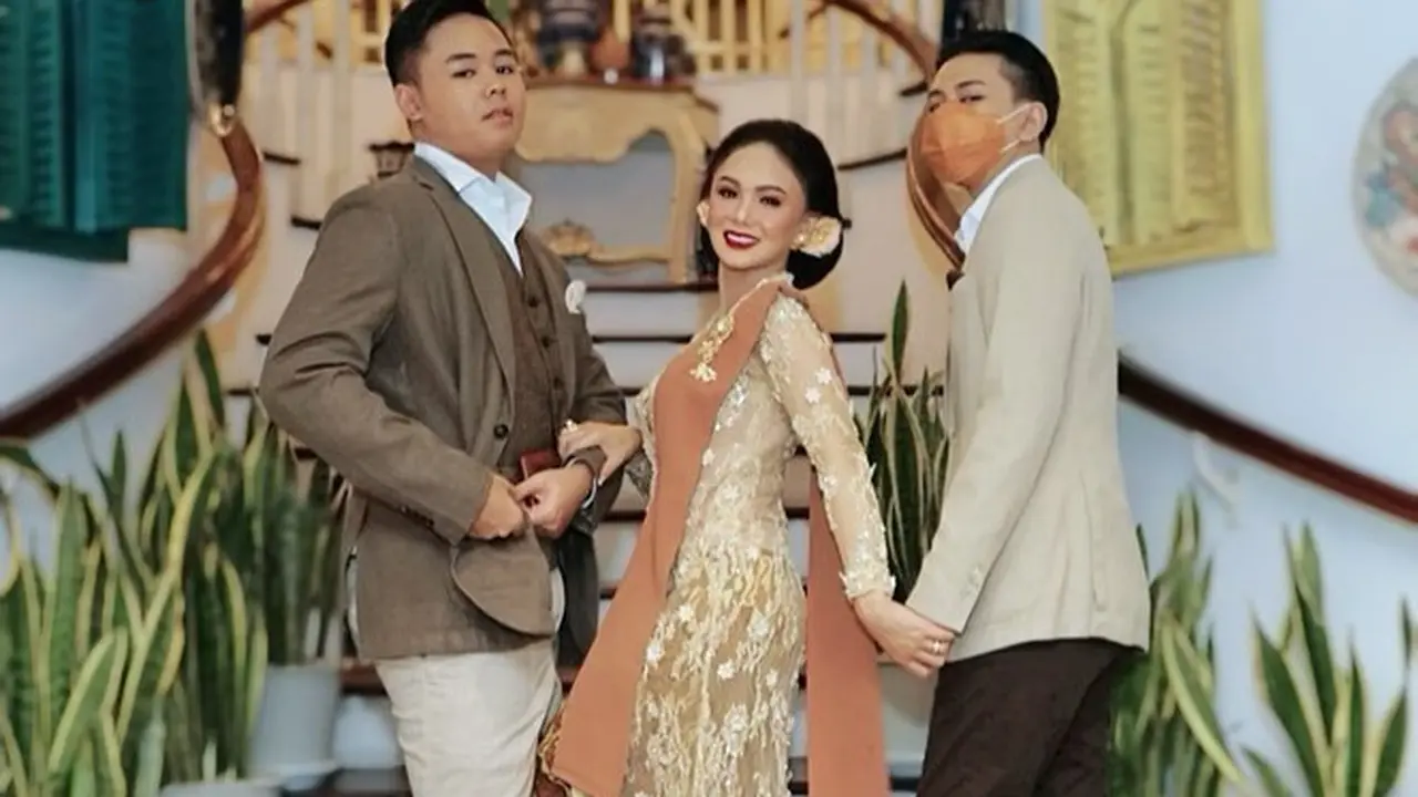 6 Potret Kompak Yuni Shara dan Kedua Putranya di Acara Nikahan Atta-Aurel