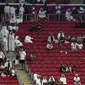 Para suporter Qatar meninggalkan stadion sebelum berakhirnya laga matchday pertama Grup A Piala Dunia 2022 antara Qatar menghadapi Ekuador di Al-Bayt Stadium, Qatar, Minggu (20/11/2022) malam WIB. (AP/Natacha Pisarenko)