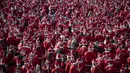 Ratusan pelari berkostum Sinterklas memadati jalanan Barcelona Spanyol dalam acara fun run 5 km pada Minggu (22/12/2024) waktu setempat. Acara tersebut menjadi salah satu bentuk menyambut hari Natal. (AFP/Josep Lago)