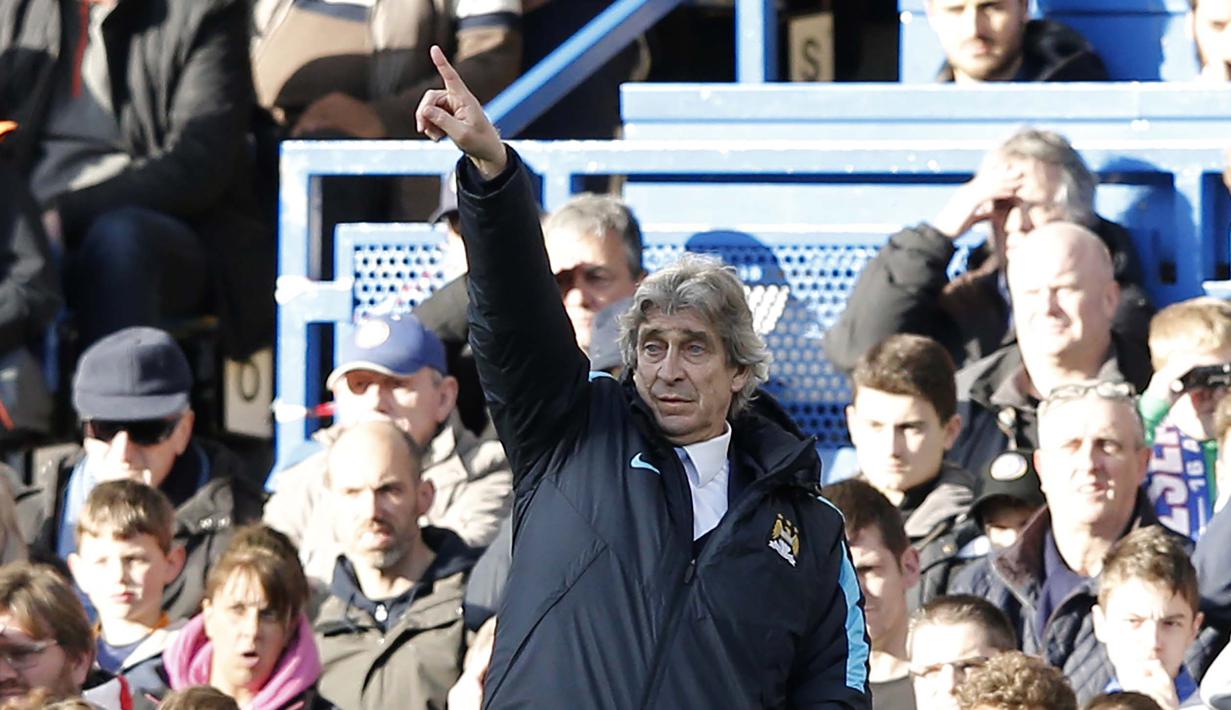 Pelatih Manchester City, Manuel Pellegrini, memberikan instruksi kepada pemainnya pada lanjutan Liga Inggris di Stadion Stamford Bridge, London, Sabtu (16/4/2016). (AFP/Adrian Dennis)