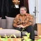 Presiden Joko Widodo berbincang dengan Presiden RI ke-6 Susilo Bambang Yudhoyono di Istana Merdeka, Jakarta,  Jumat (27/10). Pertemuan membahas berbagai hal, seperti situasi politik dan ekonomi Indonesia. (Laily Rachev / Biro Pers Setpres)