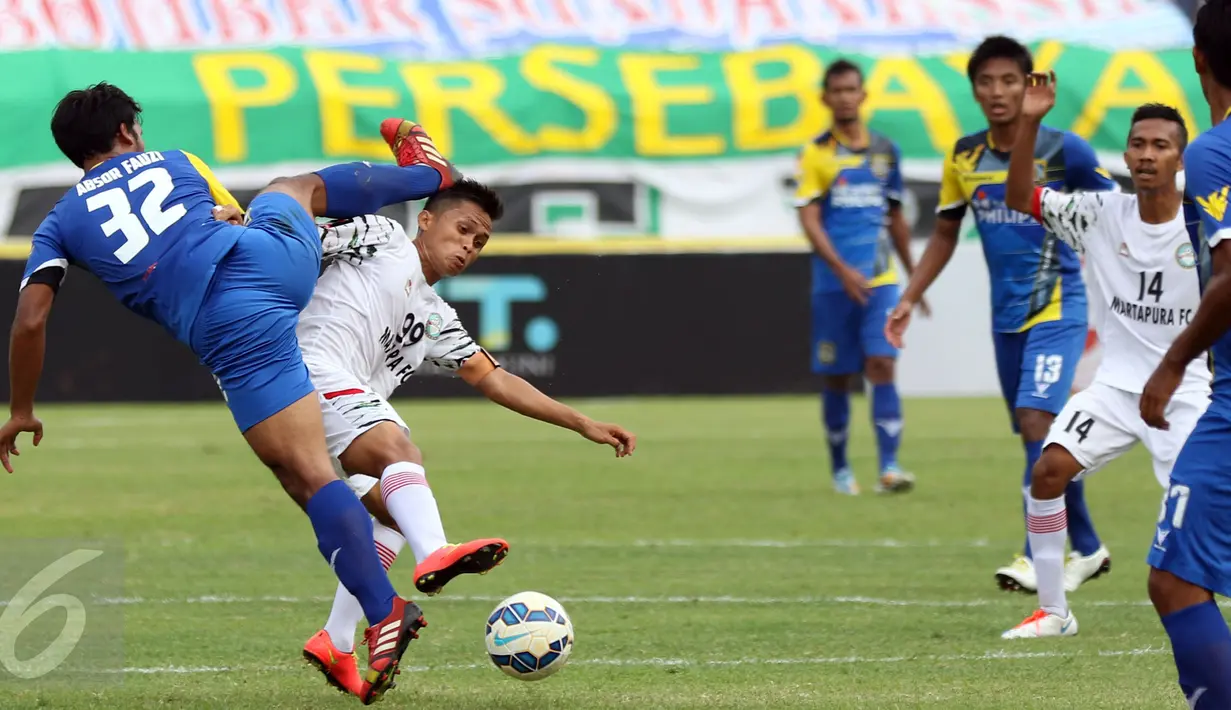 Pesepakbola Martapura FC, Syaifullah Nazar (kedua kiri) berebut bola dengan Absor Fauzi (Persiba) di lanjutan Piala Presiden 2015 di Stadion Si Jalak Harupat, Bandung, Minggu (9/6/2015). Martapura kalah 2-3 dari Persiba. (Liputan6.com/Helmi Fithriansyah)