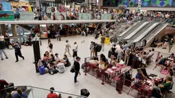 Menurut SNCF, serangan besar-besaran dalam skala besar menghantam jaringan TGV dan banyak rute yang harus dibatalkan. (Thibaud MORITZ/AFP)