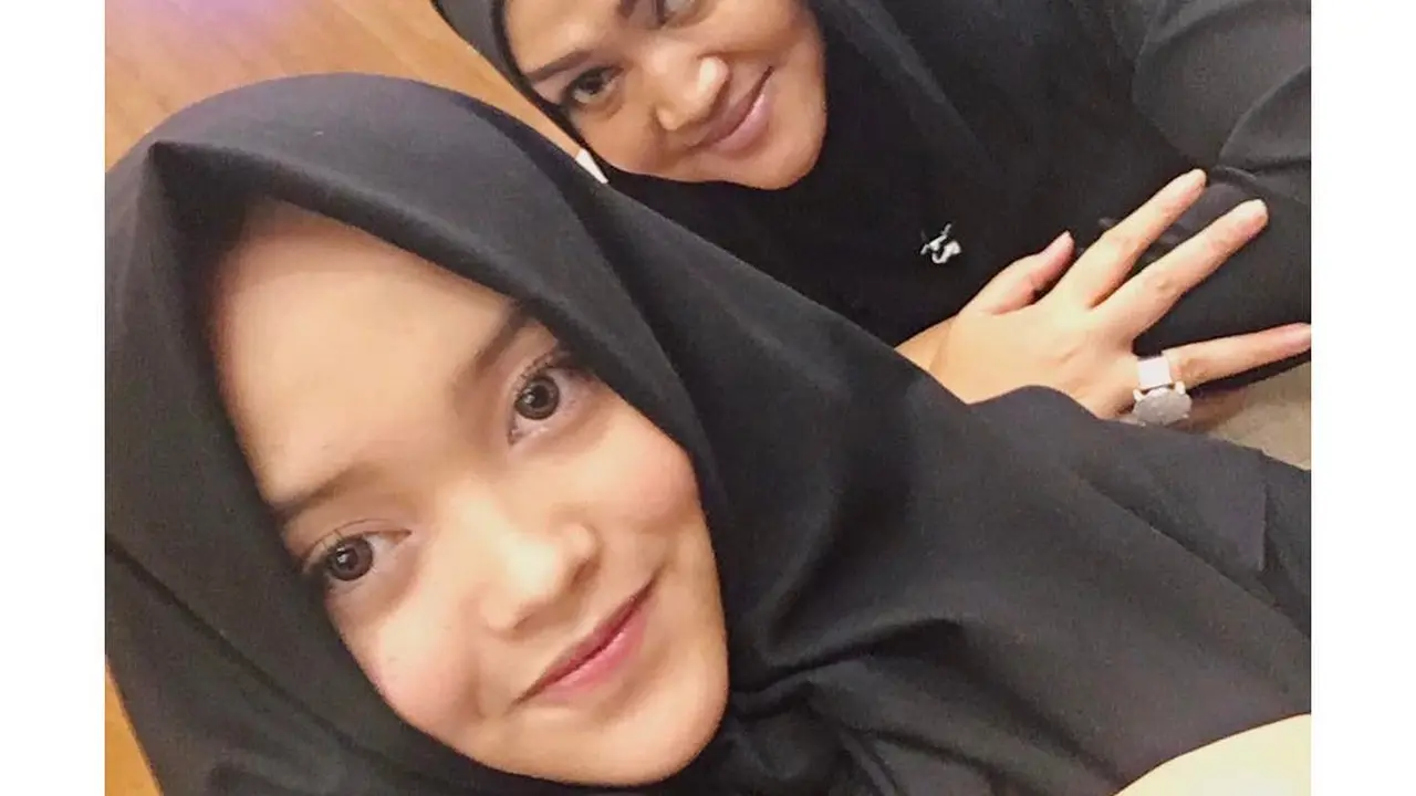 Syok Sampai Masuk Rumah Sakit, Ini 6 Potret Kebersamaan Putri Delina dan Ibunda