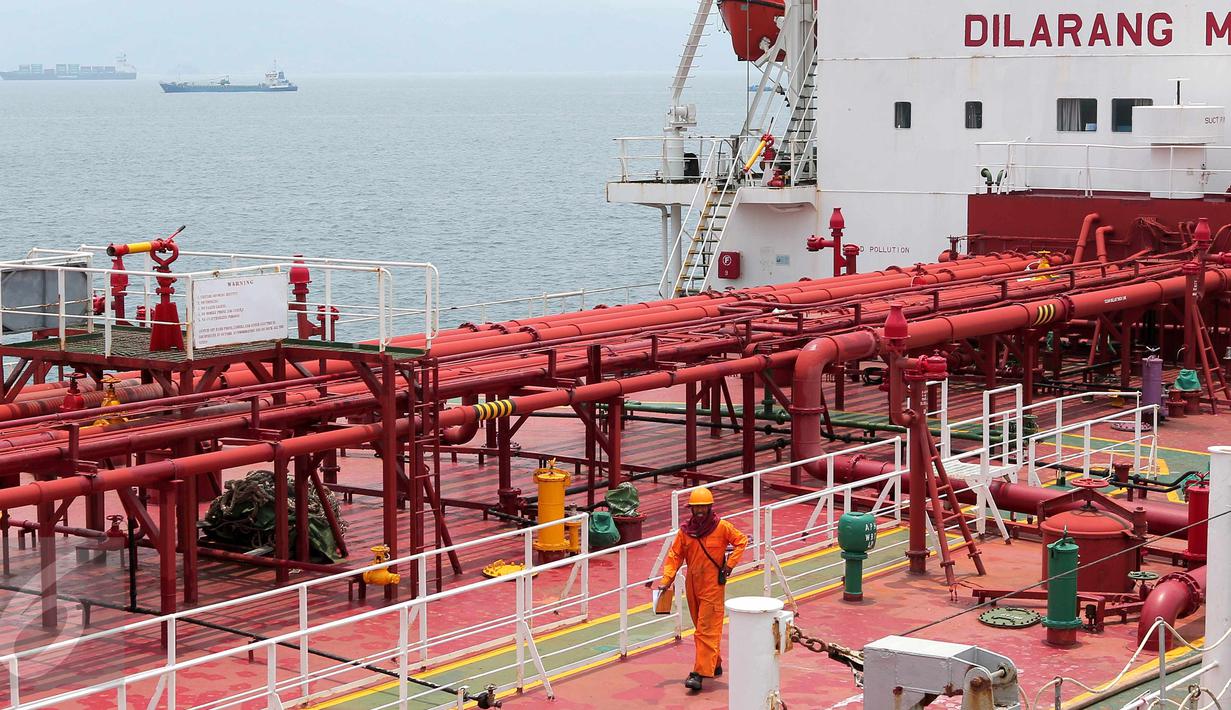 Pekerja melakukan pengecekan kapal M.T Jhon Caine yang digunakan untuk menyuplai BBM di Terminal BBM Panjang, Bandar Lampung, Selasa (6/10/2015). Terminal BBM Panjang akan menjadi Integrated End to End Pertama di Indonesia. (Liputan6.com/Angga Yuniar)