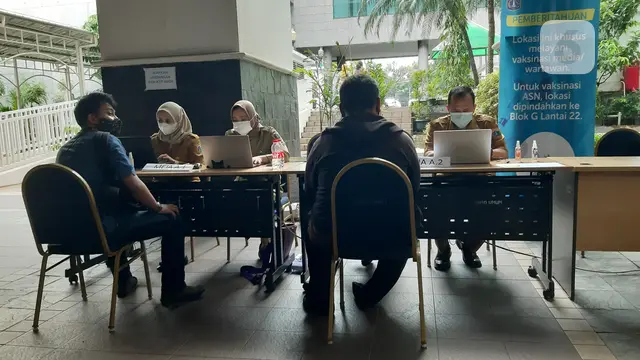 Vaksinasi COVID-19 di Balai Kota, Jakarta Pusat.