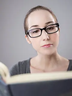 Piramida kemampuan belajar, yang menggambarkan tahapan efektivitas belajar dari menghafal hingga mengajarkan. Melalui pemahaman konsep ini, pembaca diajak menemukan cara belajar yang lebih aktif dan mendalam. (Foto: PourquoiPas/Pixabay)