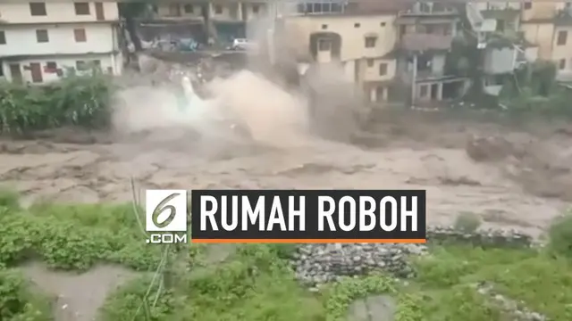 Dua rumah roboh setelah diterjang banjir hebat di India. Dua orang dilaporkan tewas karena tertidur di dalam rumah saat banjir terjadi.