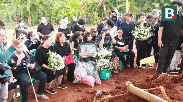 Foto: Diiringi Isak Tangis Keluarga, Benny Dolo Dimakamkan, Selamat Jalan Coach Bendol!
