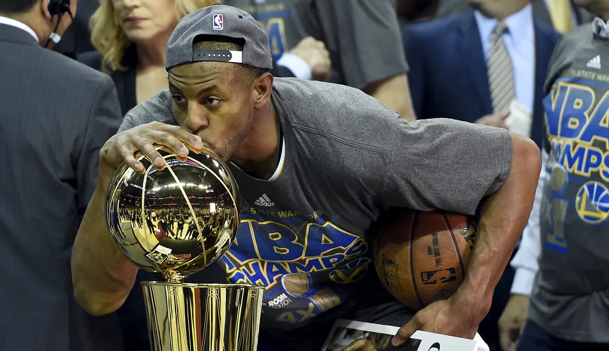 Pemain Warriors, Andre Iguodala mencium trofi usai mengalahkan Cleveland Cavaliers di pertandingan ke enam final NBA di Quicken Loans Arena,  Cleveland, (17/6/2015). Warriors unggul atas Cavaliers 4-2 dalam format best of seven. (Reuters/Bob Donnan)
