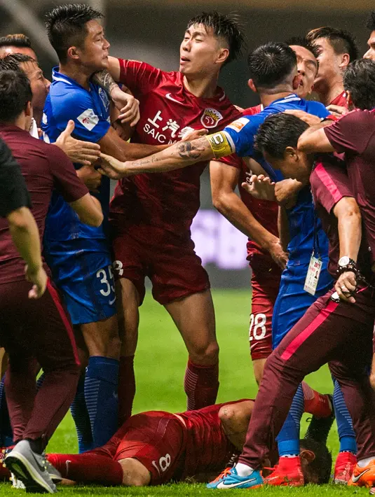 Gelandang Shanghai SIPG, Oscar dikerumuni pemain Guangzhou R&F saat pertandingan Liga Super China di Guangzhou, Guangdong, China, (18/6). Keributan terjadi akibat Oscar dengan sengaja menendang bola ke arah pemain lawan. (Color China Photo via AP)