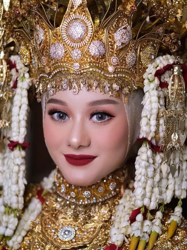 6 Gaya Pemotretan Dinda Hauw dan Rey Mbayang Pakai Baju Adat, Curi Perhatian