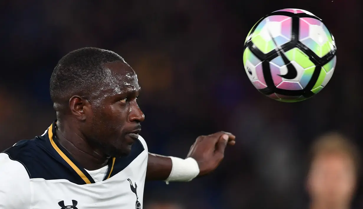 Pemain Tottenham Hotspur, Moussa Sissoko saat tampil bersama timnya pada laga Premier League melawan Crystal Palace di Selhurst Park, London (26/4/2017).  (AFP/ Ben Stansall)