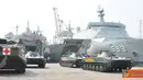Citizen6, Tanjung Priok: Tiga kapal perang TNI AL dari jajaran Kolinlamil melaksanakan embarkasi kendaraan amfibi Marinir yang akan digunakan pada latihan pendaratan amfibi Pasmar-2, Jumat (13/7). (Pengirim: Dispenkolinlamil)

 
