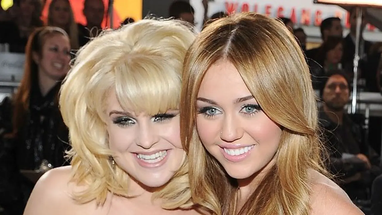 Sering Dihakimi, Kelly Osbourne Bela Miley Cyrus