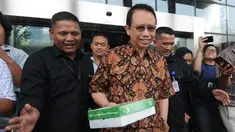 Mantan ketua DPR Marzuki Alie (tengah) usai menjalani pemeriksaan di Gedung KPK, Jakarta, Selasa (26/6). Marzuki Alie tampak menenteng nasi kotak usai menjalani pemeriksaan. (Merdeka.com/Dwi Narwoko)