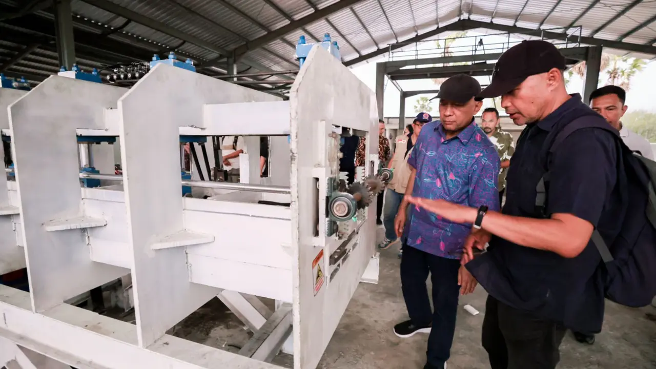 Menteri Koperasi dan UKM Teten Masduki meminta penggunaan barang-barang yang dibuat dari bambu diperluas. Termasuk pemanfaatan di sektor pariwisata seperti hotel, restoran, hingga perkantoran.