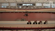Sejumlah atlet saat melakukan latihan di Jakarta International Velodrome, Rawamangun, Jakarta, Senin (9/7). Arena balap sepeda Velodrome kini memiliki wajah baru dengan nama anyar yakni Jakarta International Velodrome. (Merdeka.com/Iqbal S. Nugroho)