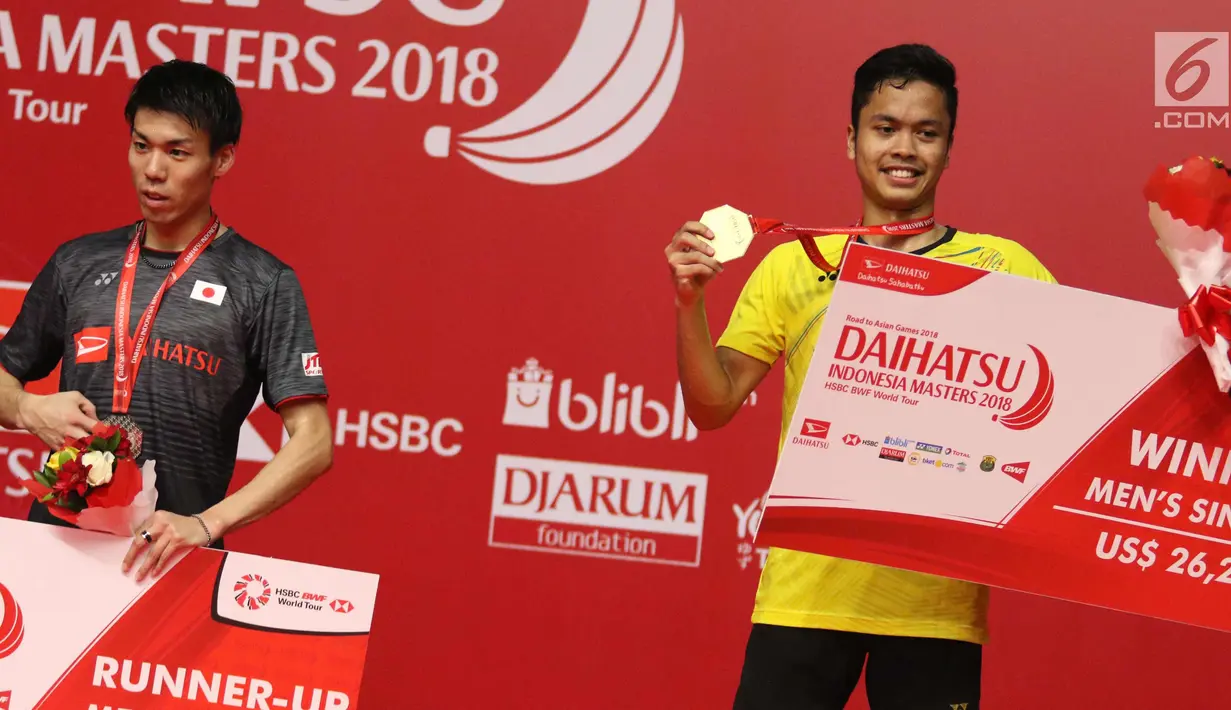 Pebulu tangkis Indonesia, Anthony Ginting menunjukkan medali dan hadiah saat meraih juara Indonesia Masters 2018 di Senayan, Jakarta, Minggu (28/1). Anthony menang dengan skor 21-13 dan 21-12 atas Kazumasa Sakai. (Liputan6.com/Angga Yuniar)