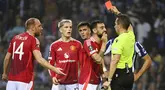 Bruno Fernandes dari Manchester United mendapat kartu merah usai melakukan pelanggaran karena mengangkat kaki terlalu tinggi saat berduel dengan pemain FC Porto Nehuen Perez, pada laga pekan ke-2 Liga Europa 2024/2025 di Estadio do Dragao, Jumat (4/10/2024). . (AFP/Miguel Riopa)