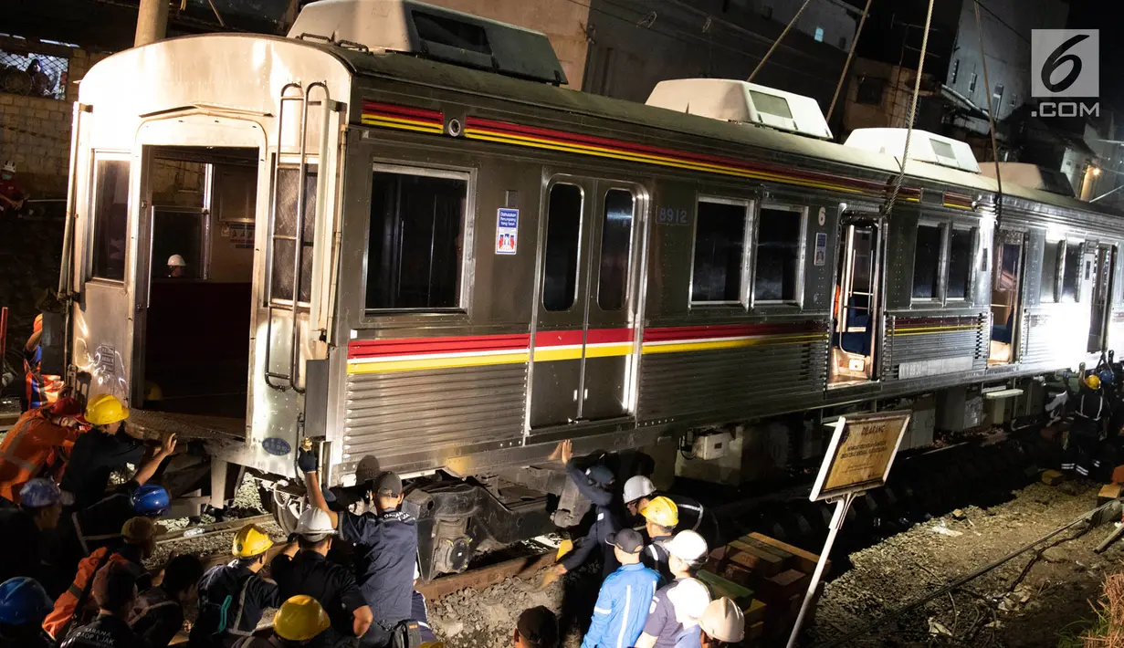Petugas dibantu alat berat mengevakuasi gerbong KRL Commuter Line jurusan Jatinegara - Bogor di kawasan Kebon Pedes, Bogor, Jabar Minggu (10/3). Proses evakuasi ditargetkean selesai sebelum jam kerja pada Senin (11/3). (Liputan6.com/Immanuel Antonius) 