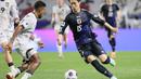 Pemain Timnas Indonesia, Yance Sayuri membayangi pemain Jepang, Daichi Kamada dalam laga terakhir putaran ketiga Grup C Kualifikasi Piala Dunia 2026 di Suita Stadium, Jepang, Selasa (10/06/2025). (AFP/Jiji Press/Str)