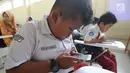 Pelajar menggunakan ponsel android mengikuti babak penyisihan lomba matematika dengan metode Gasing (Gampang Asyik & Menyenangkan) di SMKN 1 Leuwiliang, Bogor, Selasa (8/1). (Merdeka.com/Arie Sunaryo)